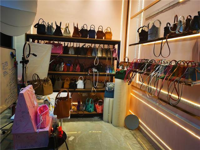 广州箱包专业市场 线上转型助力国内大循环